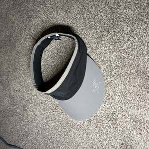 Arc'teryx Neutro Visor – Grey/Black Athletic Performance Headband